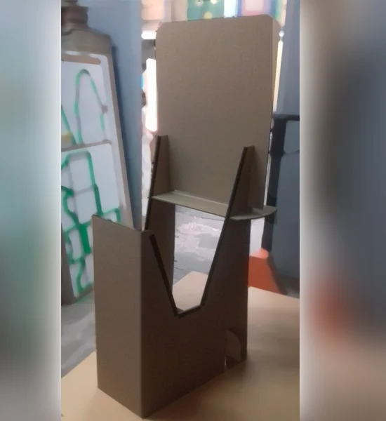 Tropezon o stand en cartón